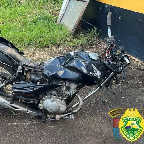 Grave acidente entre moto e caminhão termina com motociclista morto