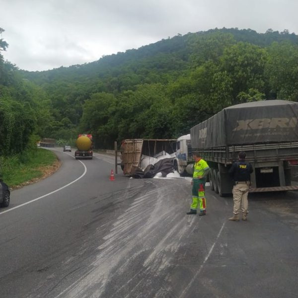 Acidentes com caminhões interditam trechos da BR-277 e geram congestionamentos