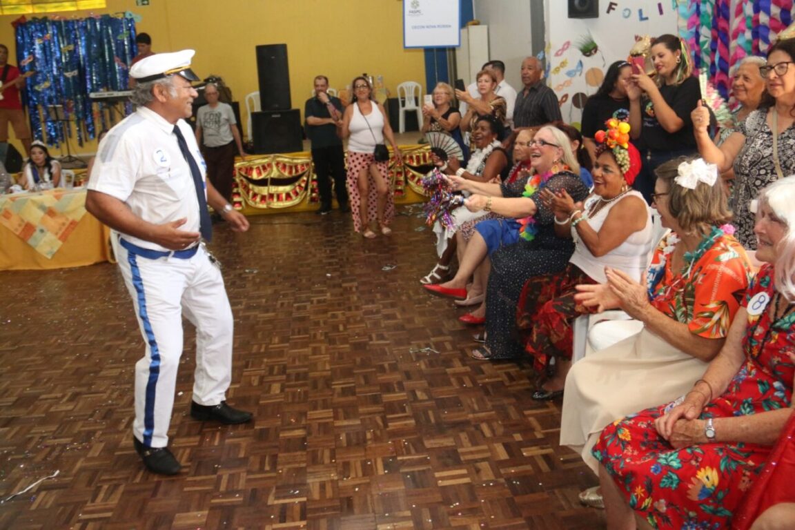300 idosos com muito samba no pé se reúnem para comemorar o carnaval no Bloco do Cecon