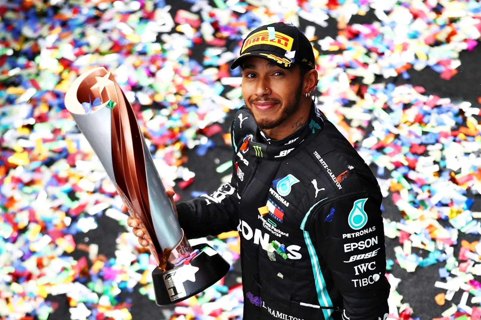 Lewis Hamilton deixa Mercedes e é oficialmente anunciado como próximo piloto da Ferrari