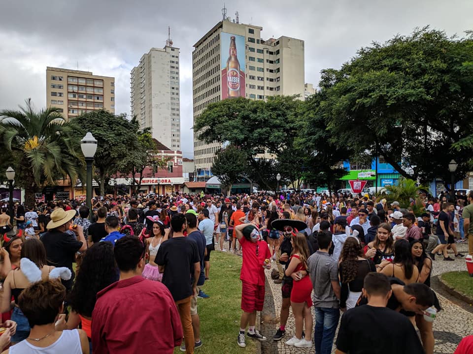 Prefeitura de Ponta Grossa proíbe o consumo de bebidas em garrafas de vidro em ruas do Centro no Carnaval