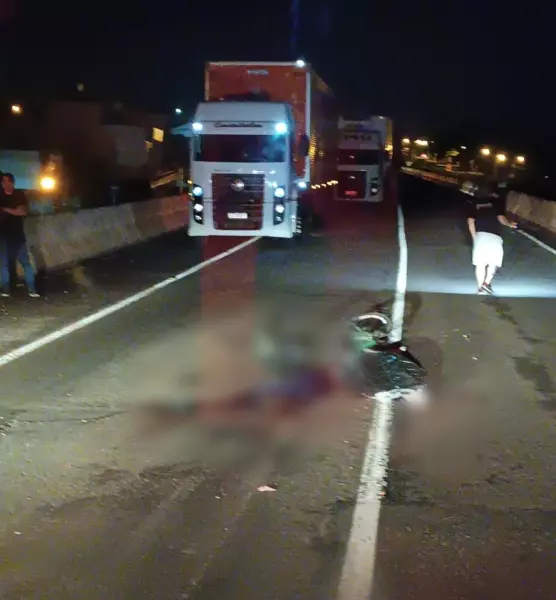 Ciclista morre atropelado e caminhão tomba ao desviar de corpo