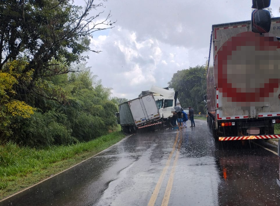 Agora: Acidente envolvendo dois caminhões deixa vítimas e bloqueia PR-151