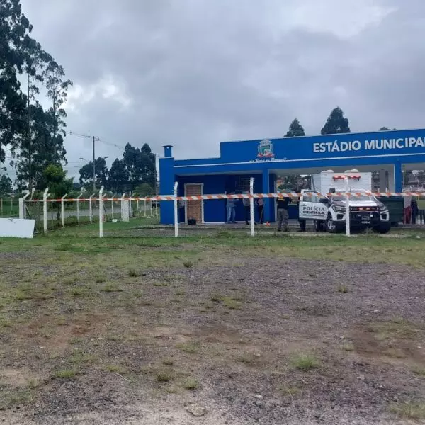 Troca de tiros em estádio de futebol termina com duas pessoas mortas