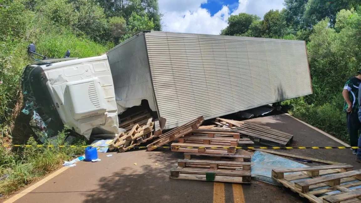 Acidente envolvendo quatro veículos interdita PR-364