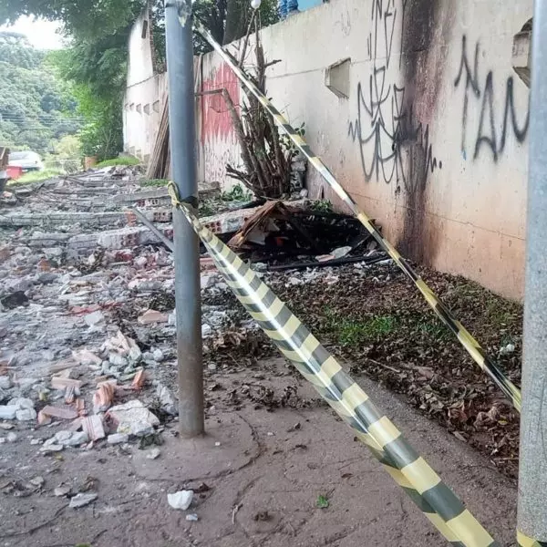 Muro de escola municipal desaba em Curitiba