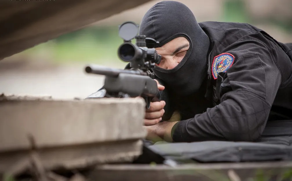 Sniper brasileiro atinge suspeito e salva criança