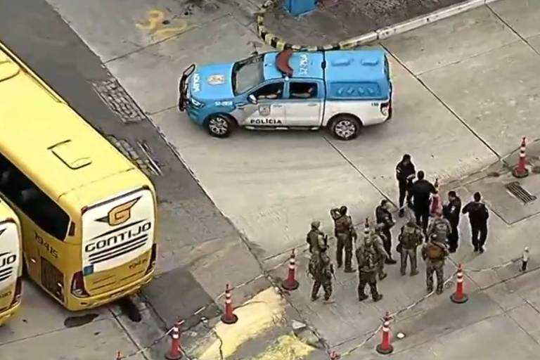 Bandido armado faz 17 reféns em ônibus na rodoviária do Rio e tiro deixa passageiro em estado grave