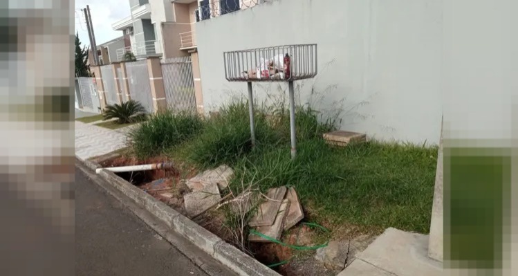 Buraco em calçada do Jardim Carvalho preocupa moradores