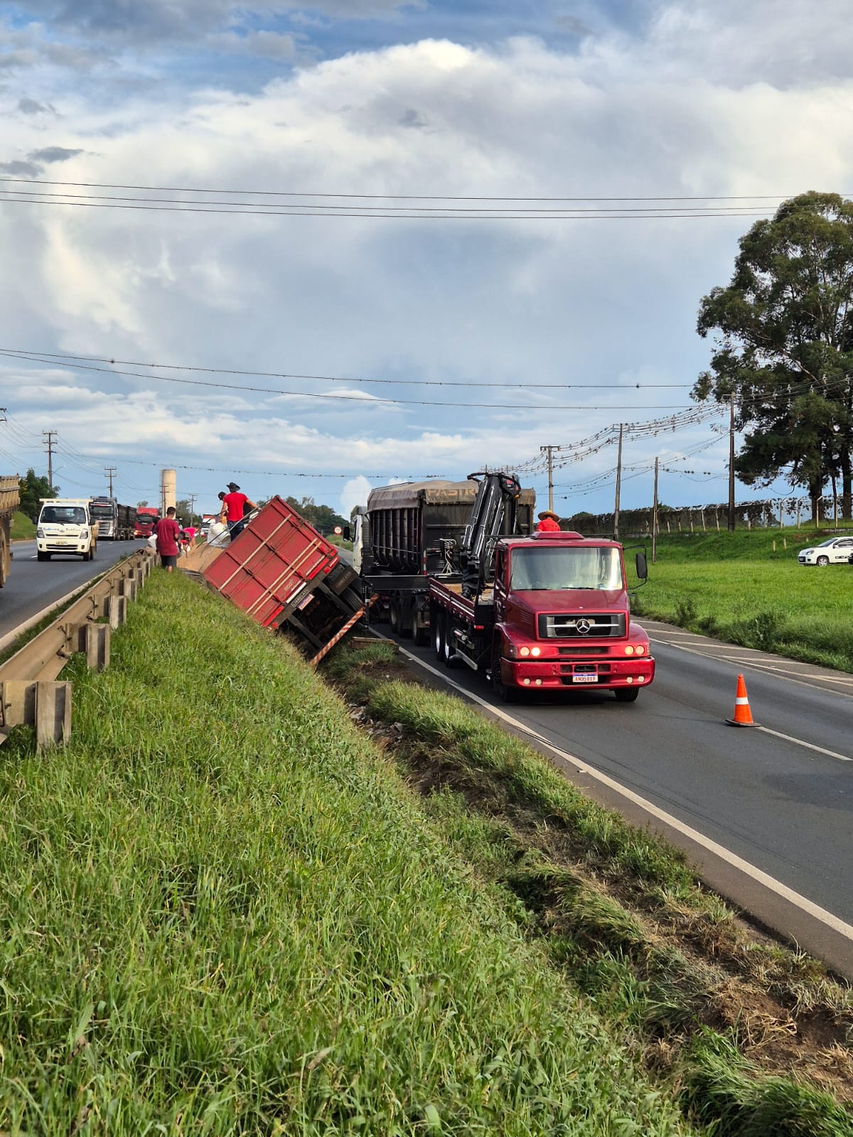 URGENTE: Caminhão sai da pista, cai em canaleta e interdita parcialmente BR-376, em Ponta Grossa