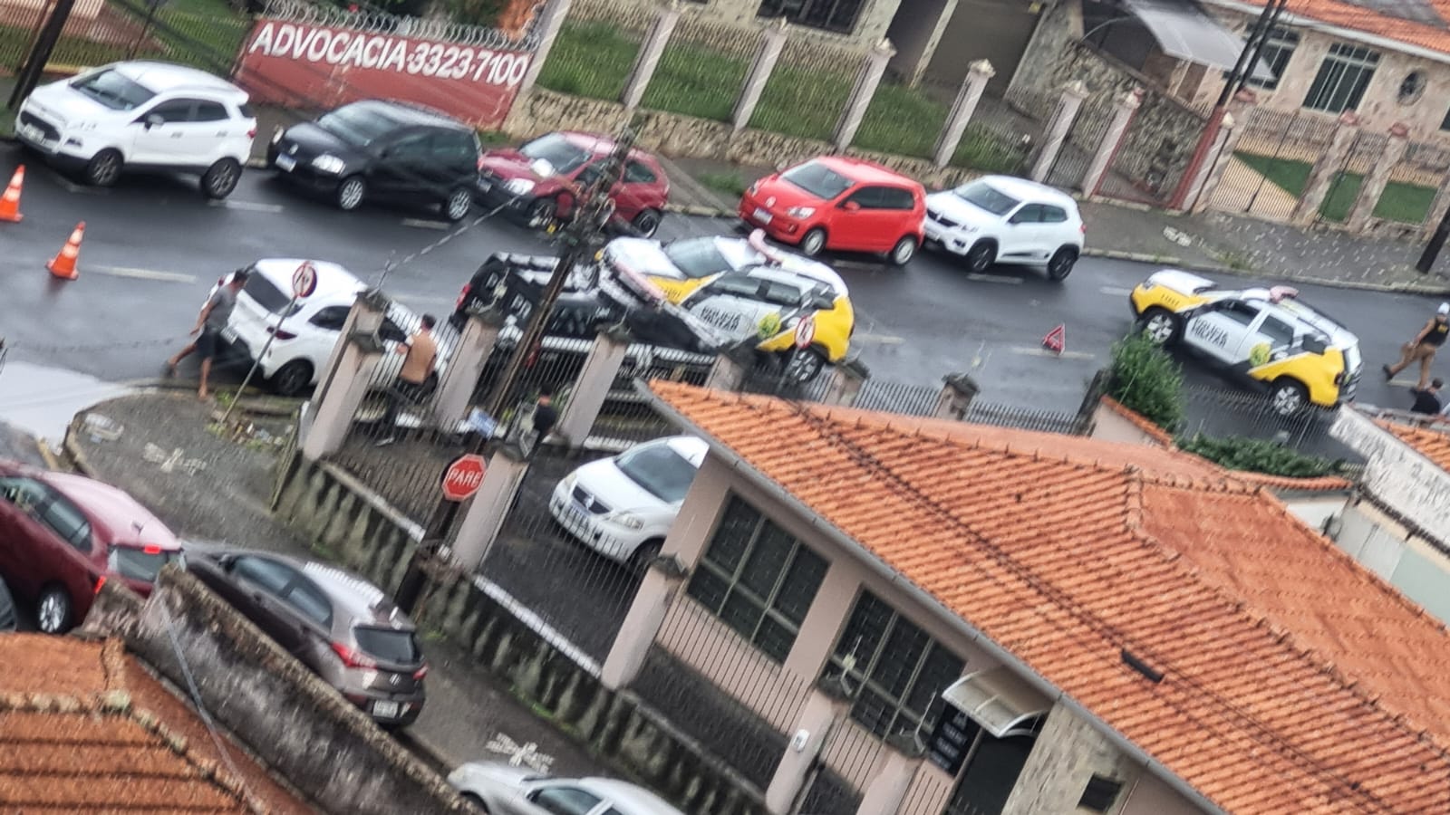 Bandidos roubam malote de carro em Ponta Grossa; um deles estava armado