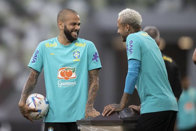 Pai de Neymar nega ajuda em fiança de Daniel Alves
