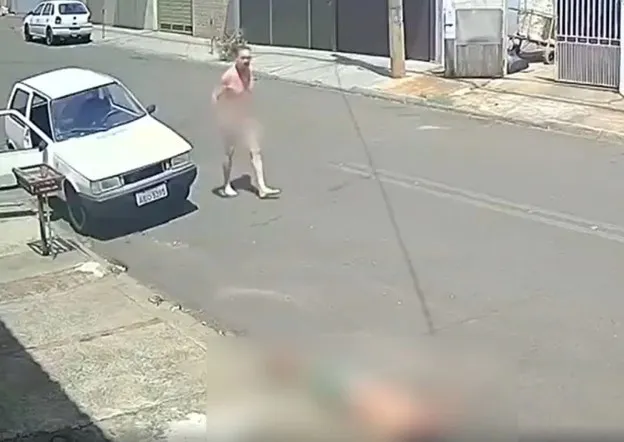 Vídeo: ‘Peladão’ mata enteado a facadas no meio da rua