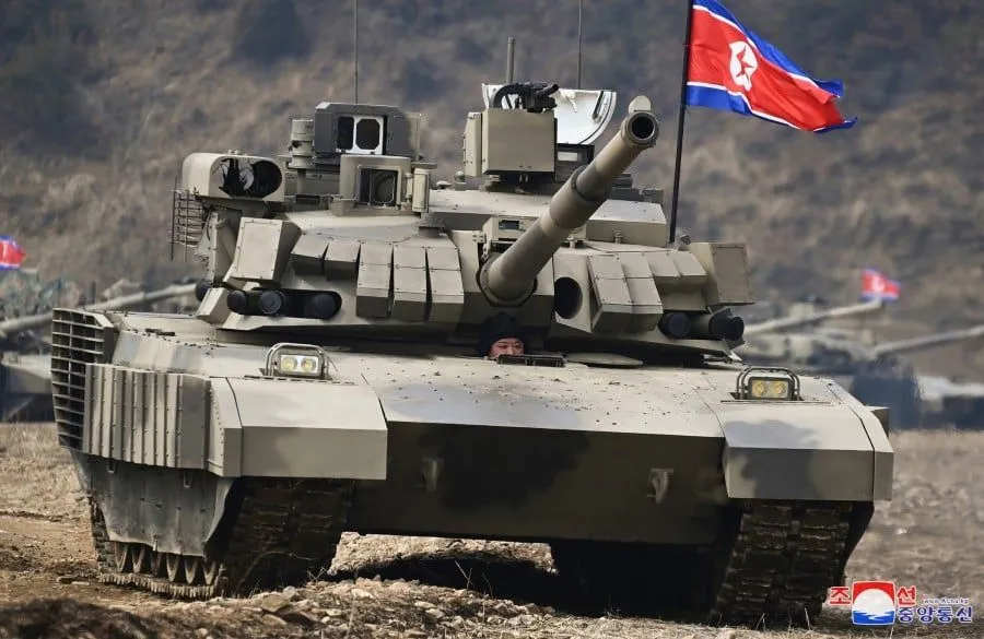 Ameaça de guerra? Kim Jong Un aparece pilotando tanque em exercício militar da Coreia do Norte