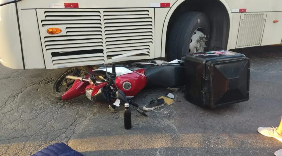 Motociclista fica preso embaixo de ônibus após tentativa de ultrapassagem