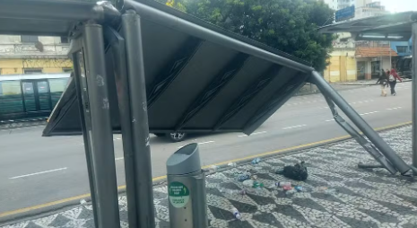 Vândalos serram ponto de ônibus e tentam levar a estrutura metálica