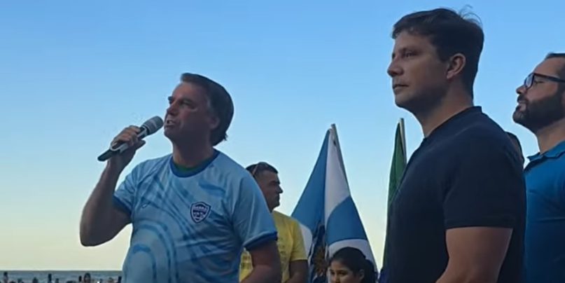 Bolsonaro reúne apoiadores e discursa em Balneário Camboriú