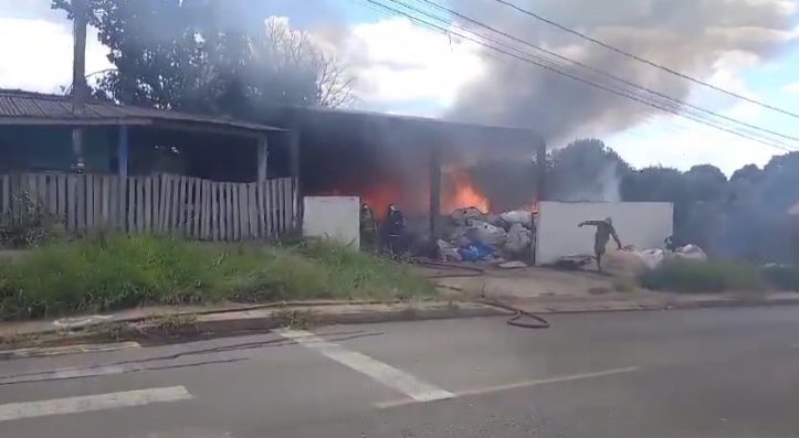Incêndio em barracão no Jardim Três Rios mobiliza equipes