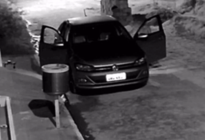 Vídeo:  Homem é baleado na frente da filha e tem carro roubado por criminosos