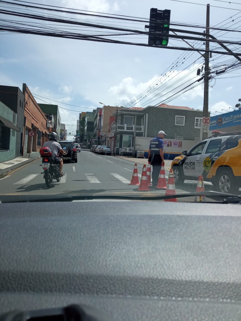 Acidente deixa trânsito lento na Avenida Carlos Cavalcanti em Uvaranas