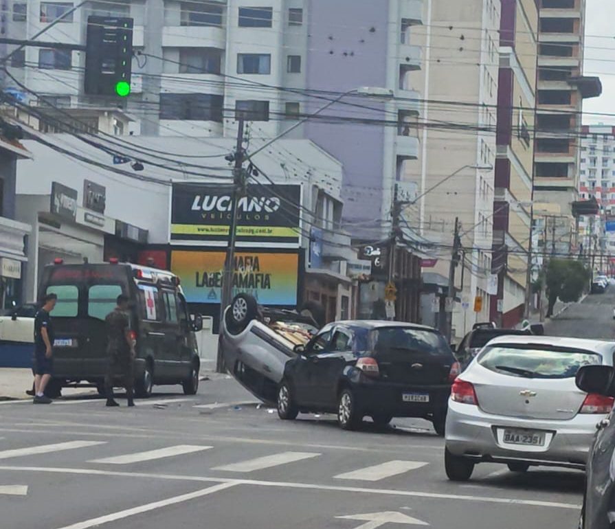 Carro capota após colidir com outro no Centro de Ponta Grossa