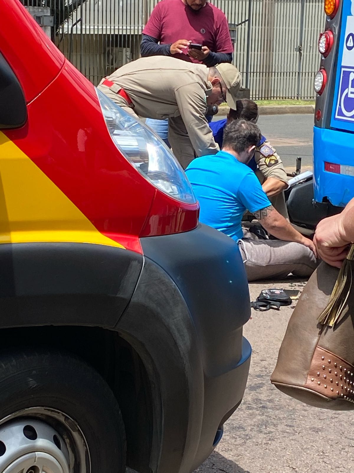 Motociclista colide em traseira de ônibus e fica ferido em Olarias