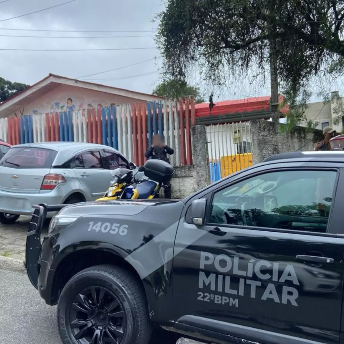 Bandidos armados invadem escola e aterrorizam professores durante assalto