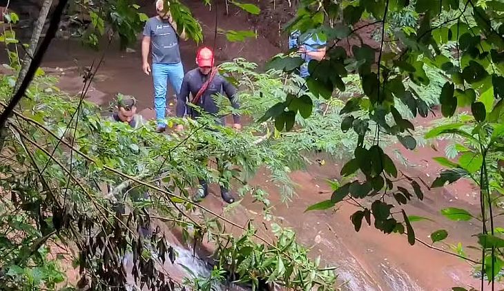 Cabeça d’água atinge cachoeira e mata três pessoas no Paraná