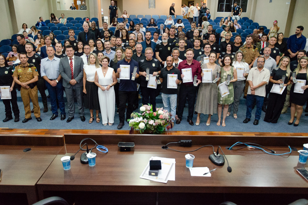 Policiais de Ponta Grossa e Telêmaco Borba recebem medalhas de serviço
