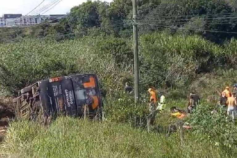 Ônibus de cantor sertanejo se envolve em acidente grave