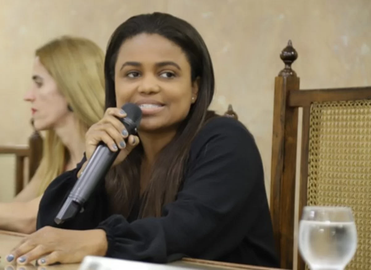 Filha do traficante Fernandinho Beira-Mar homenageia policial militar