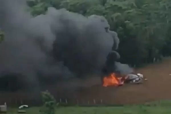 Vídeo: avião de pequeno porte cai e piloto morre
