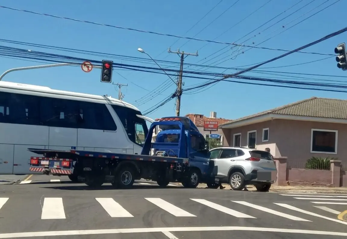 Caminhão guincho se envolve em acidente em bairro de Ponta Grossa