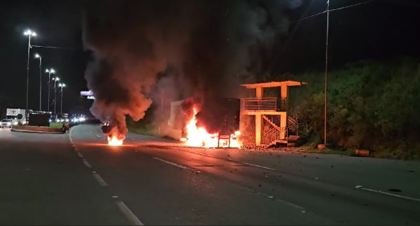 VÍDEO: caminhão pega fogo e interdita BR-376
