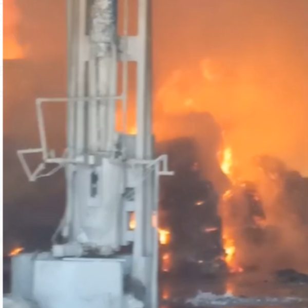 VÍDEO: incêndio de grandes proporções destrói indústria de papel no PR