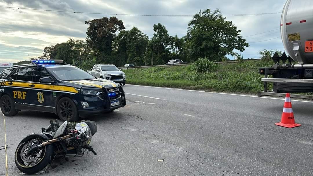 Motociclista morre após colidir na traseira de caminhão na BR-277