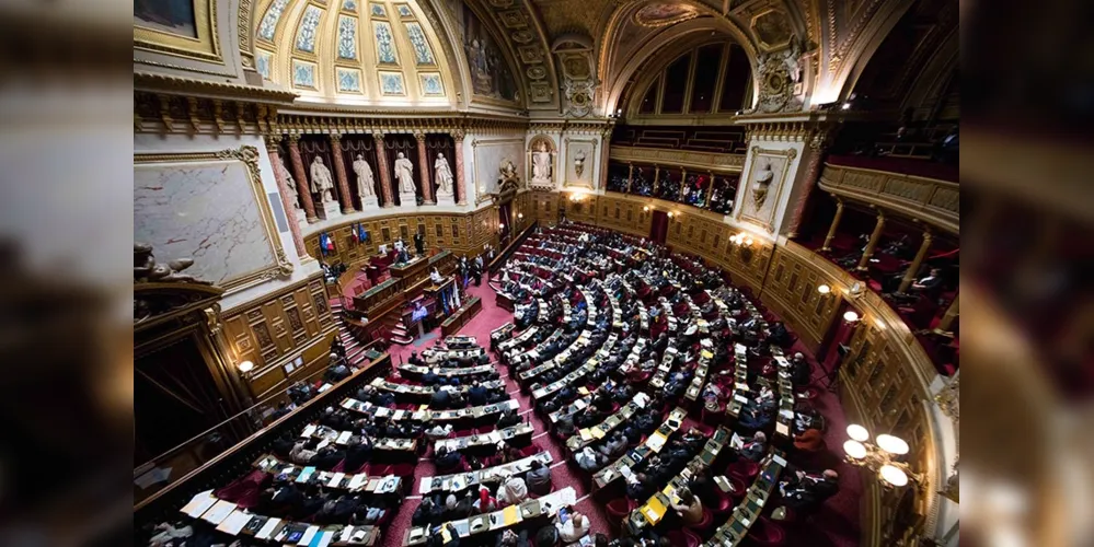França se torna o primeiro país a incluir o aborto na Constituição