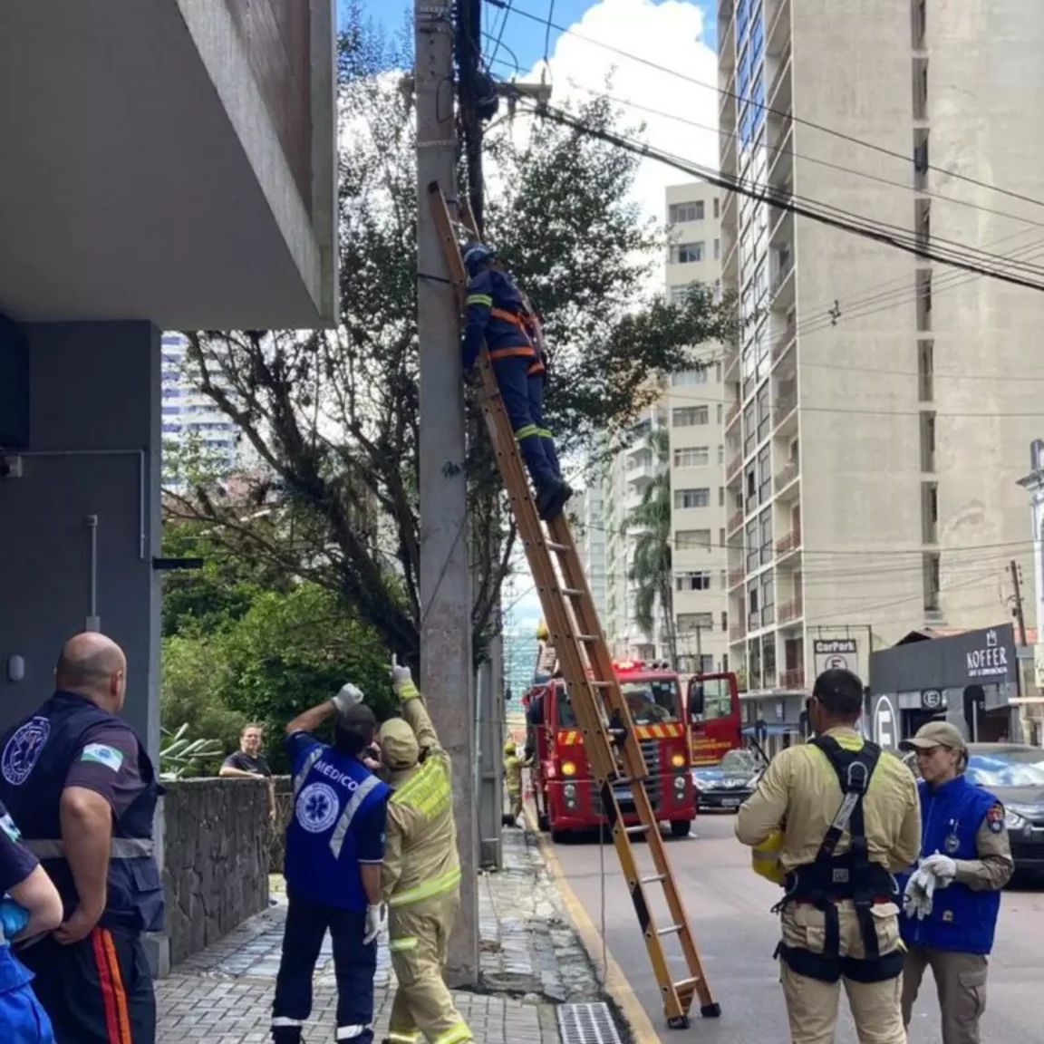 Vídeo: trabalhador desmaia durante manutenção de poste no Paraná
