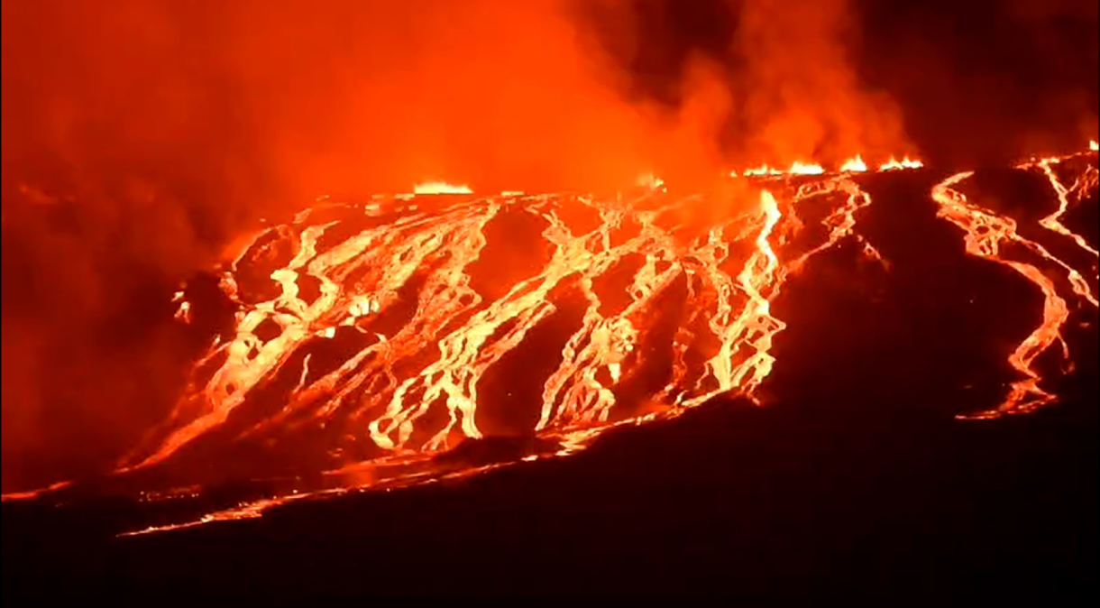 Vulcão La Cumbre entra em erupção nas ilhas Galápagos