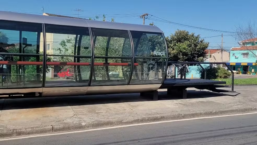 Ataque com bomba em estação-tubo deixa cobrador ferido em Curitiba