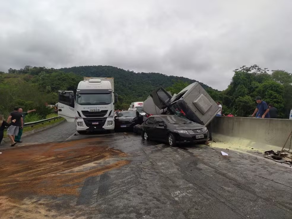 Acidente na BR-277: Caminhão tanque causa colisão envolvendo carros e outro caminhão