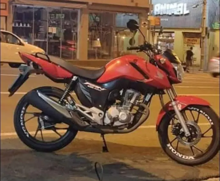 Entregador tem motocicleta e celular roubados durante serviço em Ponta Grossa