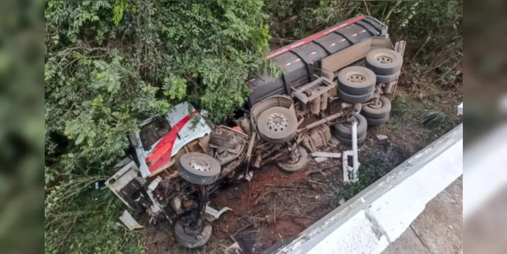 Caminhão tomba e quase cai em rio no Paraná