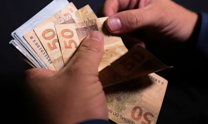 Salário mínimo deve ficar em R$ 1502 em 2025