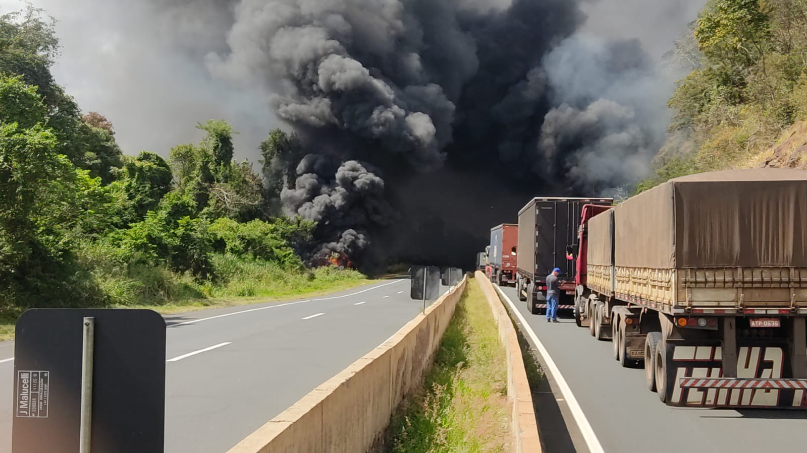 URGENTE: Caminhão de combustivel pega fogo e interdita BR-376