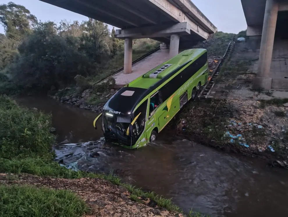 Ônibus com 13 passageiros sai de pista e vai parar dentro de rio em Ponta Grossa