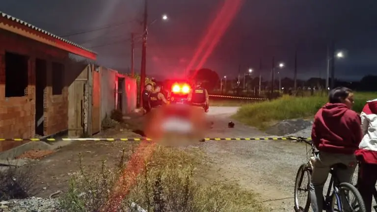 Homem é encontrado morto ao lado de motocicleta