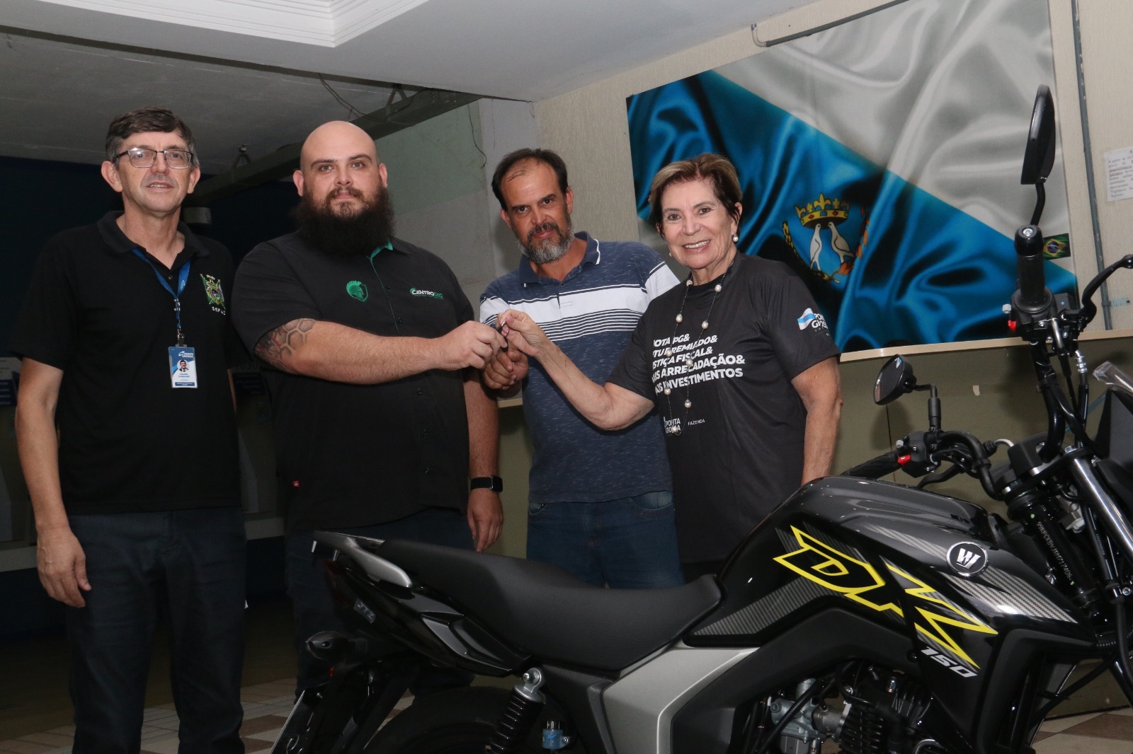 Saiba quem são os ganhadores da moto 0 km do programa IPTU Premiado em Ponta Grossa