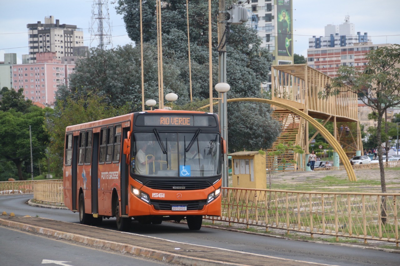 Prefeita Elizabeth sanciona lei do transporte gratuito em Ponta Grossa