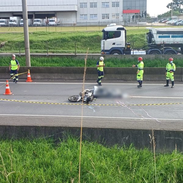 Motociclista morre após ser atropelado por caminhão no Contorno Leste